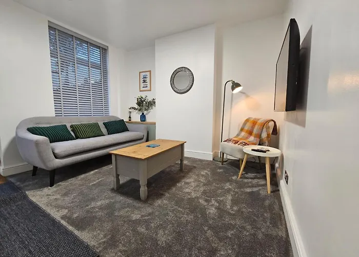 Newly Renovated 2 Bed With Garden & Parking
