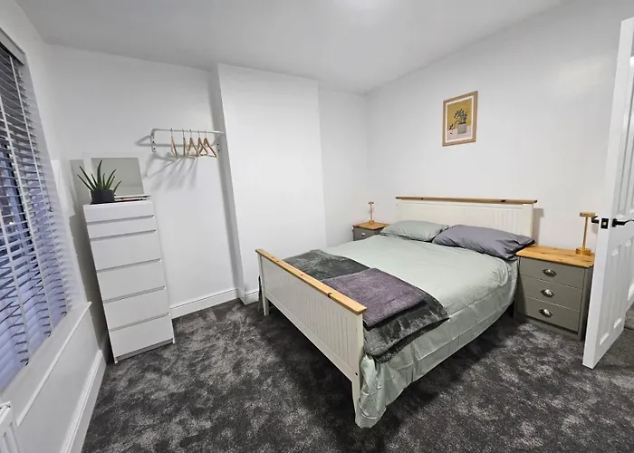 Newly Renovated 2 Bed With Garden & Parking