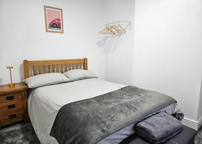 Newly Renovated 2 Bed With Garden & Parking